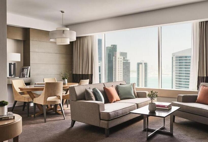 带双人大床的行政管理套房, Pullman Doha West Bay
