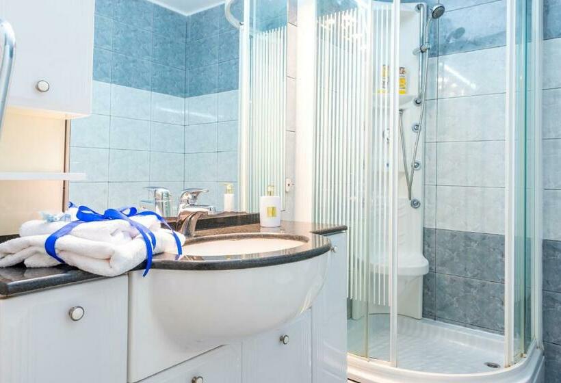 شقة غرفتين مطلة على البحر, Apartments And Room Lora