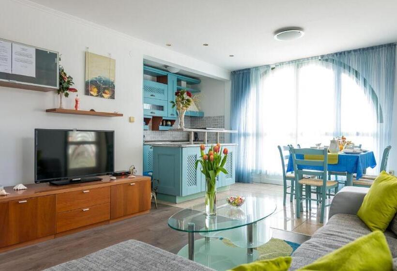شقة غرفتين مطلة على البحر, Apartments And Room Lora