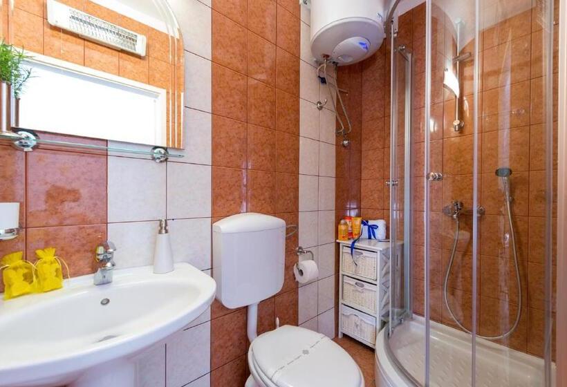 شقة غرفة نوم واحدة مزودة بتراس مطلة على البحر, Apartments And Room Lora
