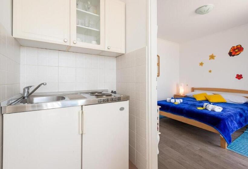 شقة غرفة نوم واحدة مزودة بتراس مطلة على البحر, Apartments And Room Lora