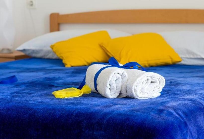 شقة غرفة نوم واحدة مزودة بتراس مطلة على البحر, Apartments And Room Lora