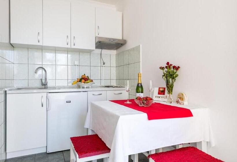 شقة غرفة واحدة مزودة بتراس, Apartments And Room Lora