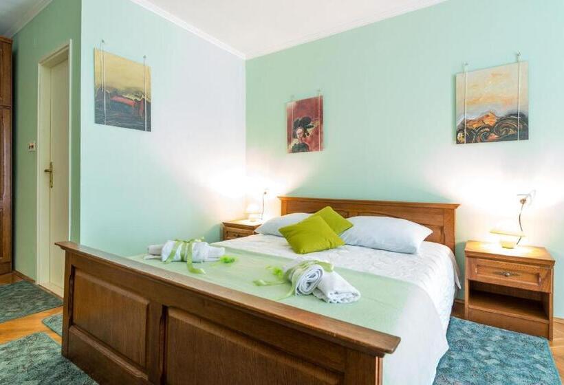 غرفة قياسية مزوَّدة بتراس, Apartments And Room Lora