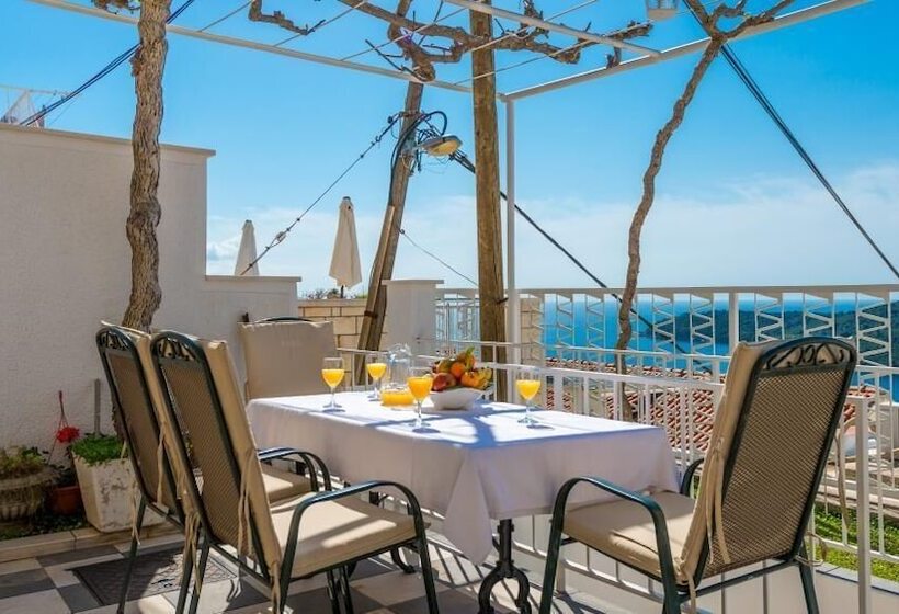 شقة غرفة نوم واحدة مزودة بتراس مطلة على البحر, Apartments And Room Lora