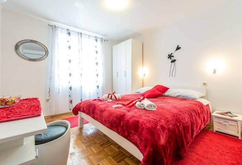 شقة غرفة نوم واحدة مزودة بتراس مطلة على البحر, Apartments And Room Lora