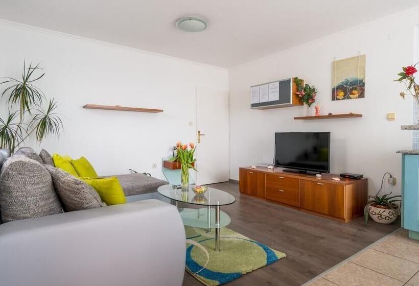 شقة غرفتين مطلة على البحر, Apartments And Room Lora
