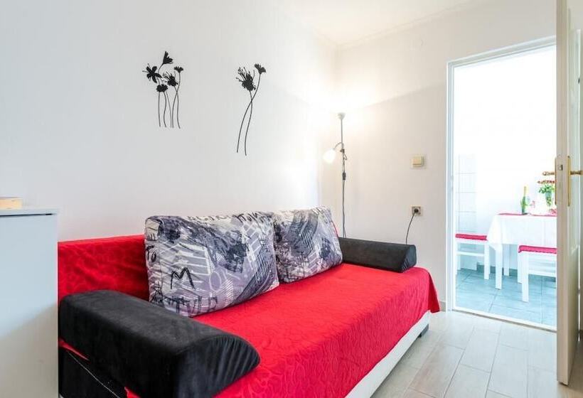 شقة غرفة نوم واحدة مزودة بتراس مطلة على البحر, Apartments And Room Lora