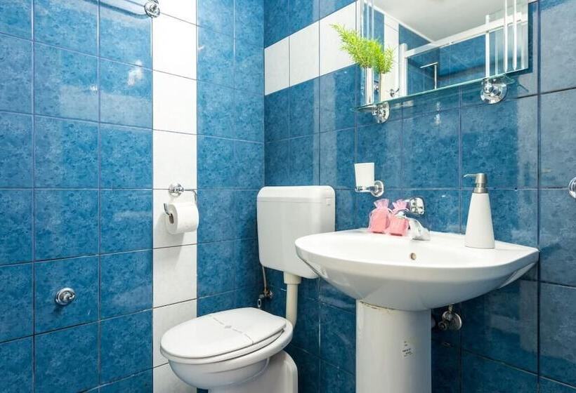 شقة غرفة نوم واحدة مزودة بتراس مطلة على البحر, Apartments And Room Lora