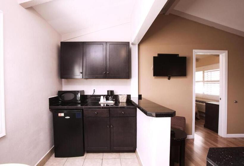 Люкс, Tri Valley Inn & Suites