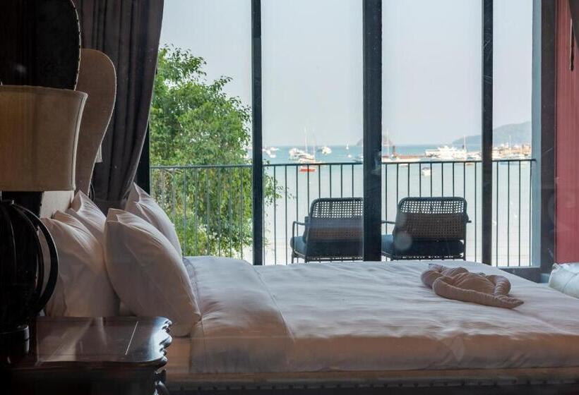 اتاق لوکس با بالکن, Arch39 Phuket Beach Front   Sha Plus