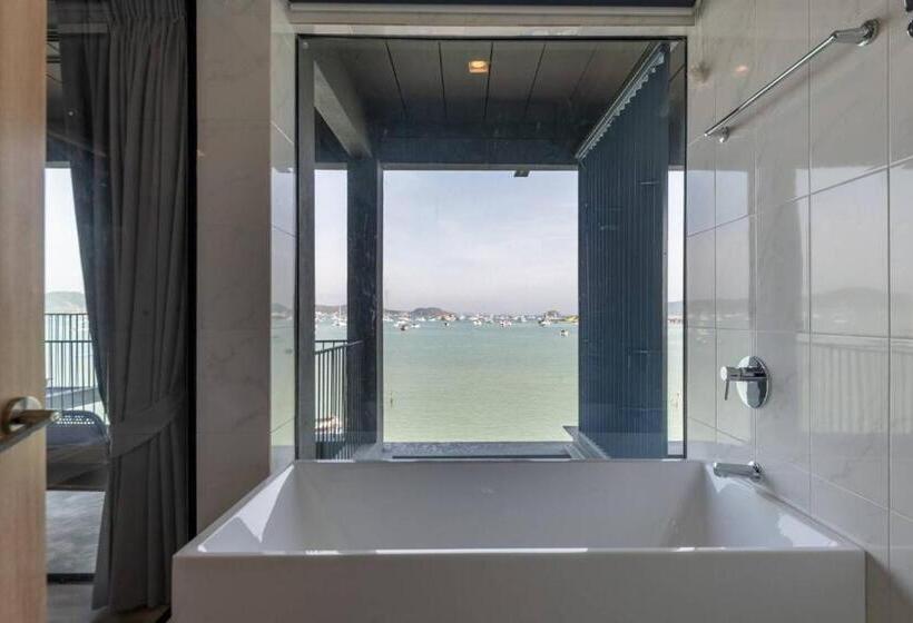سوییت جونیور با چشم‌انداز دریا, Arch39 Phuket Beach Front   Sha Plus