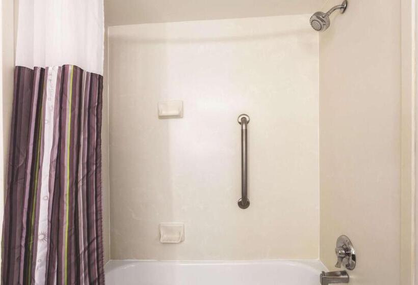 מיטת קינג בסוויטה, La Quinta By Wyndham Columbus North