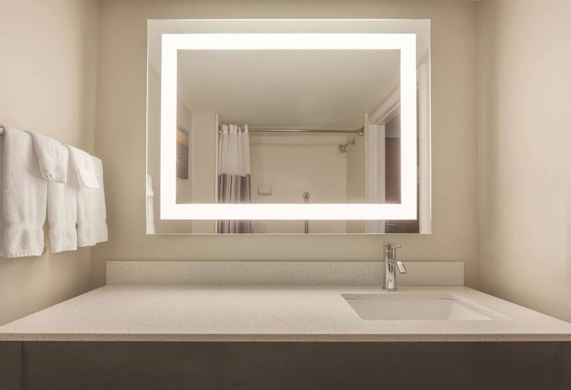 מיטת קינג בסוויטה, La Quinta By Wyndham Columbus North