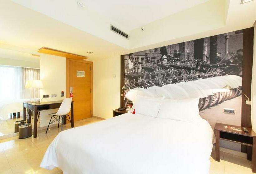 Номер Superior с Балконом, Moxy Barcelona