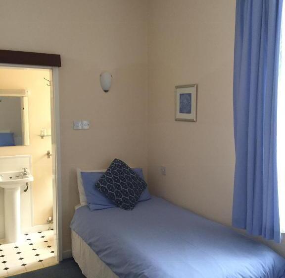 اتاق کلاسیک سه تخته, Marlow Lodge