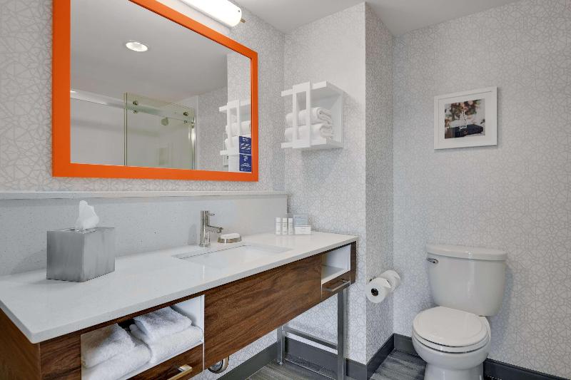 带大床的标准间, Hampton Inn Salem Boston