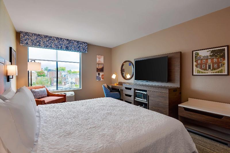 带大床的标准间, Hampton Inn Salem Boston