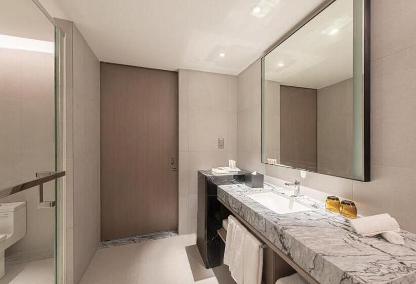 스위트 킹사이즈 침대, Holiday Inn Johor Bahru City Centre By Ihg