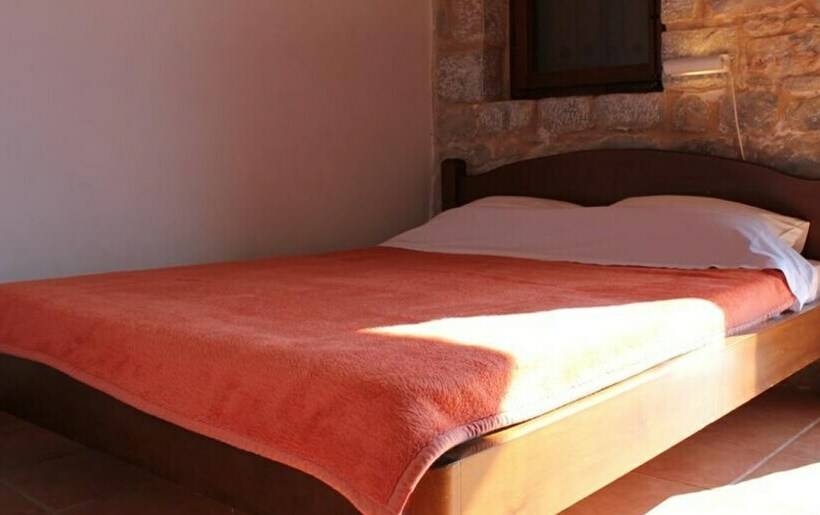 غرفة قياسية ثلاثية, Lalloudes Seaside Accommodation