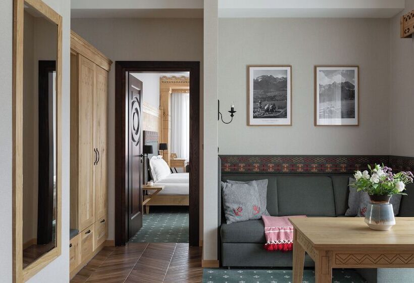 Полулюкс, Aparthotel Cristina