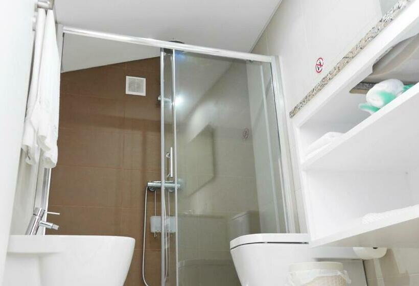 اتاق لوکس با بالکن و چشم‌انداز دریا, Garoupas Inn