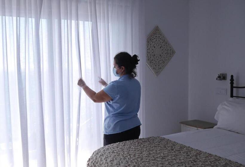 اتاق لوکس با بالکن و چشم‌انداز دریا, Garoupas Inn