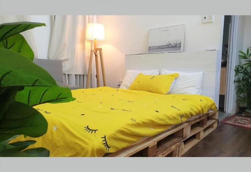 اتاق لوکس, The Nineties Hostel