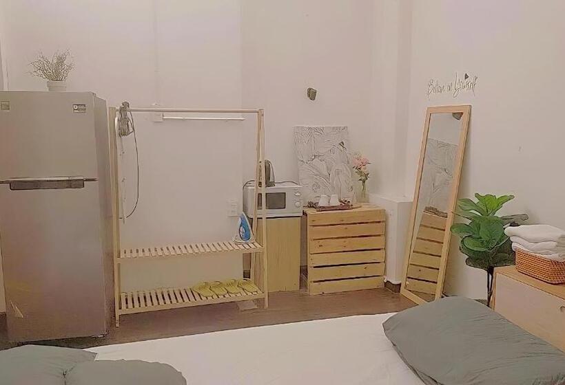 اتاق لوکس, The Nineties Hostel