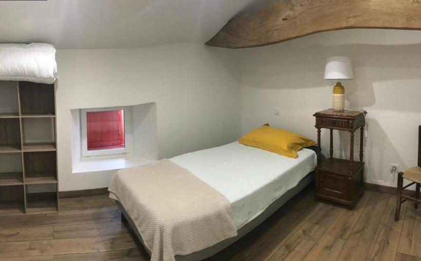 Дом 3 Спальни, L Auberge Meilhannaise