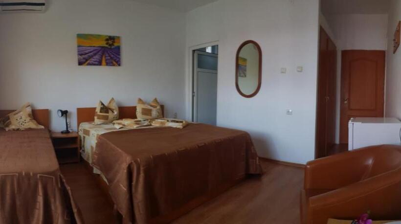 اتاق استاندارد سه نفره, Vila Efor
