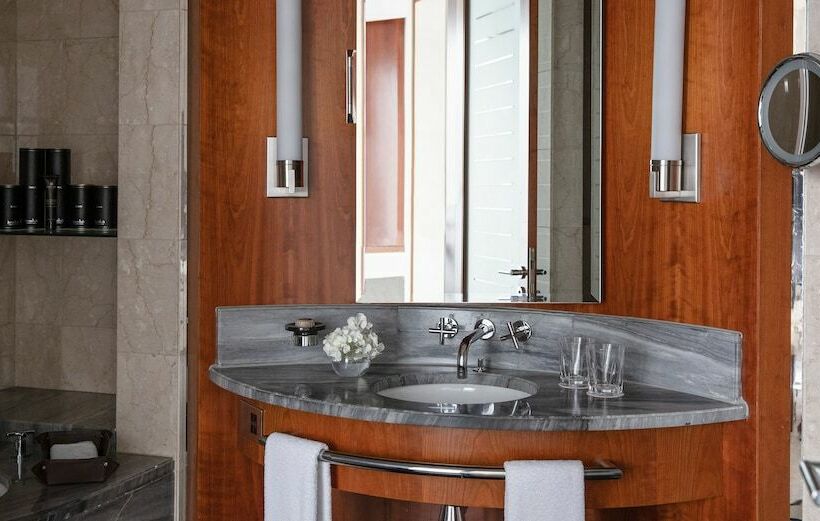 Номер Deluxe, Jumeirah Emirates Towers Dubai