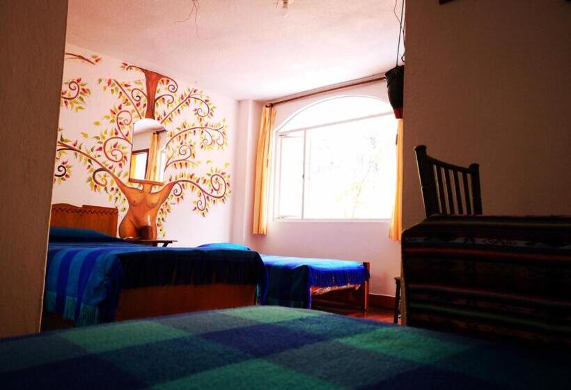 스탠다드 트리플 룸, Hostal Chimenea