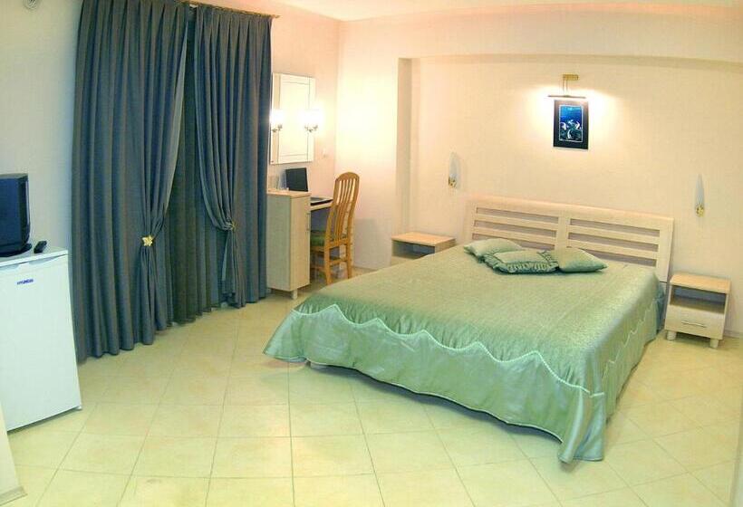 Трехместный Номер Стандарт с Балконом, Stela Guest House