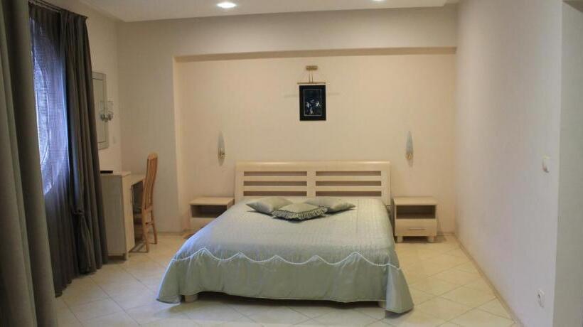 Трехместный Номер Стандарт с Балконом, Stela Guest House