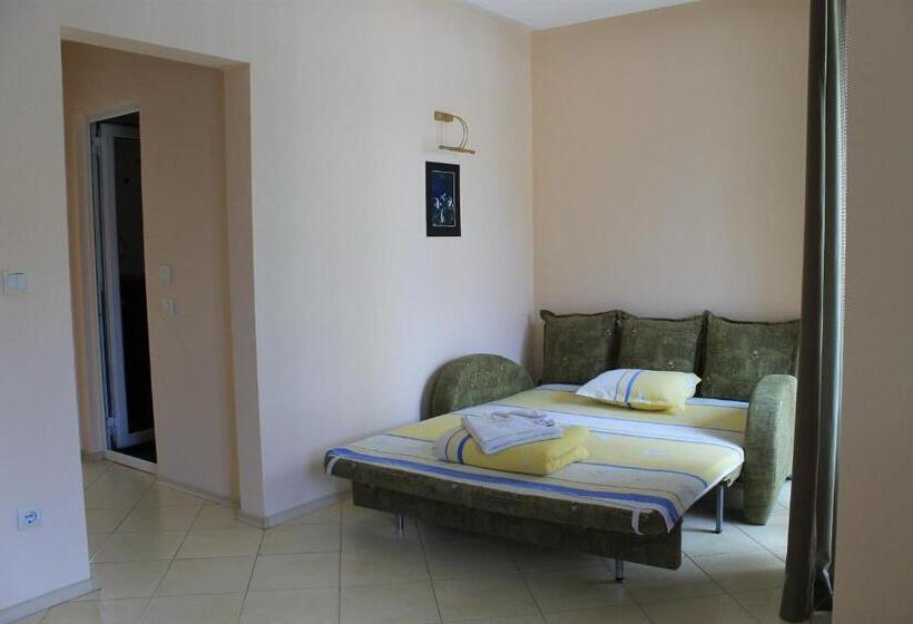 Трехместный Номер Стандарт с Балконом, Stela Guest House