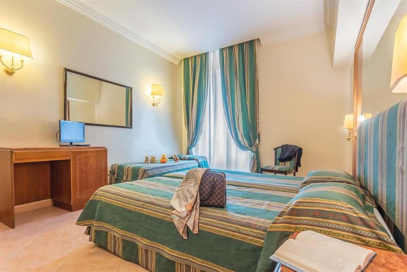غرفة قياسية ثلاثية, Raeli Hotel Lux