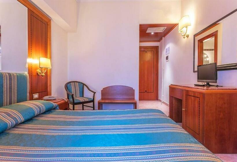 غرفة قياسية, Raeli Hotel Lux