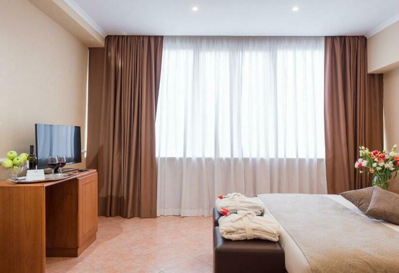 غرفة سوبيريور مطلة على المدينة, Raeli Hotel Lux