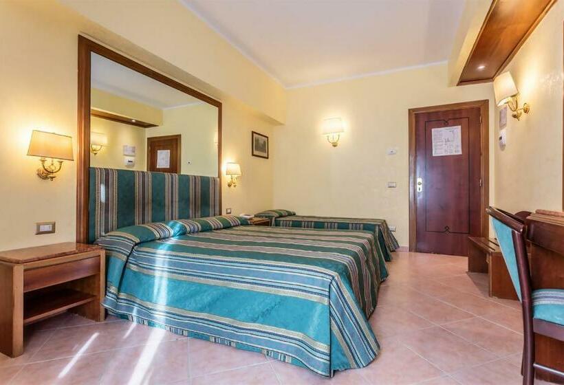 غرفة قياسية ثلاثية, Raeli Hotel Lux