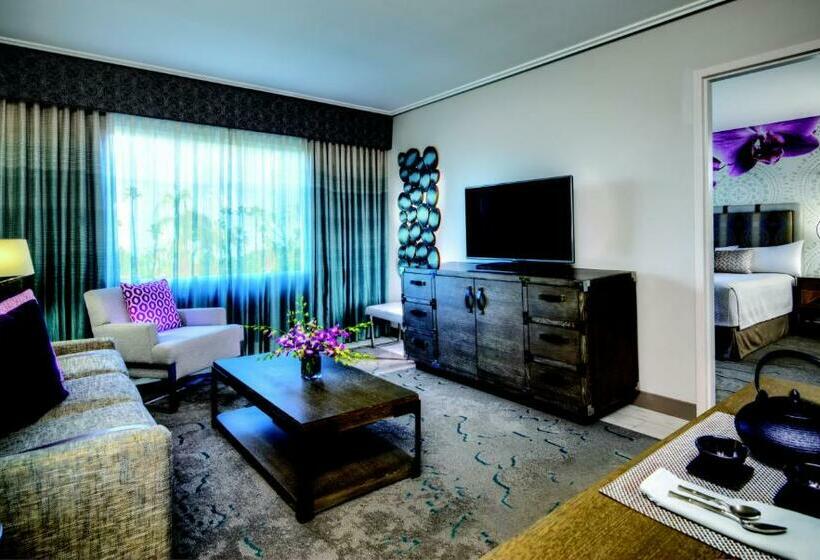 מיטת קינג בסוויטה, Universal's Loews Royal Pacific Resort