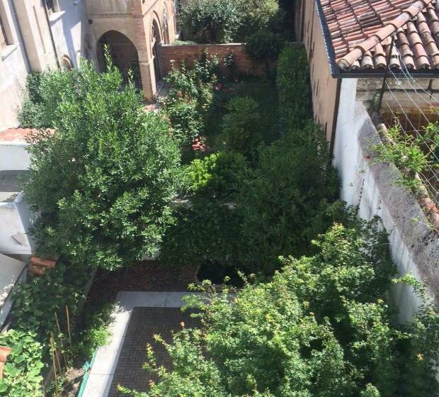 Номер Стандарт, B&b Viacavoursei