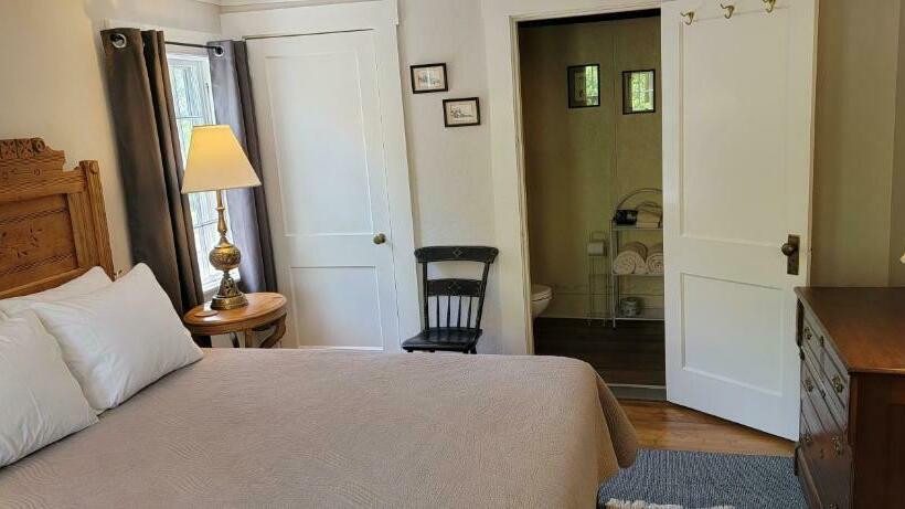 Номер Стандарт, Hawks House Inn