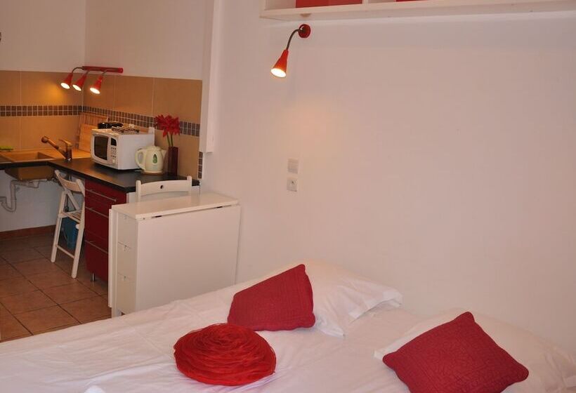 Студия Стандарт, Hôtel Les Mimosas