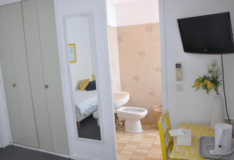Номер Стандарт Трехместный, Hôtel Les Mimosas