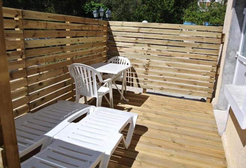 Студия Стандарт, Hôtel Les Mimosas