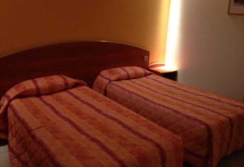 Четырехместный Номер Стандарт, Logis Hôtel   Les Paturelles