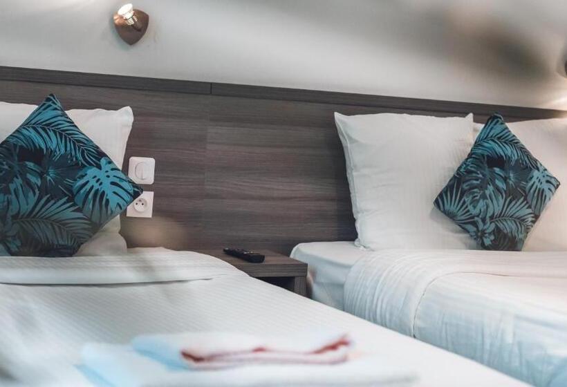 Номер Стандарт Трехместный, Logis Hôtel Restaurant Vuillot