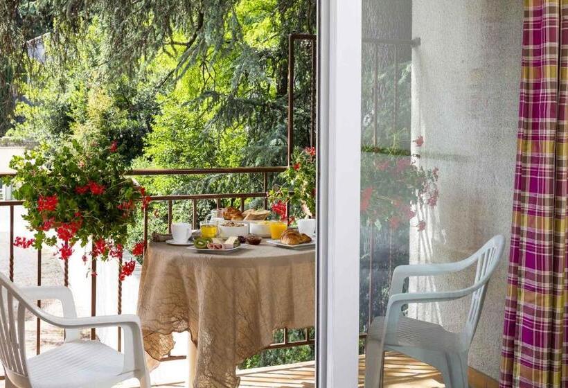 اتاق استاندارد چهار تخته, Logis Hôtel Restaurant Les Cèdres