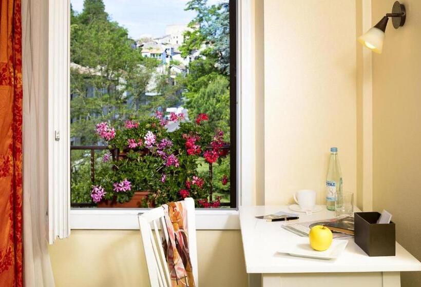 آپارتمان یک خوابه با دری مشترک که هال را جدا می کند., Logis Hôtel Restaurant Les Cèdres